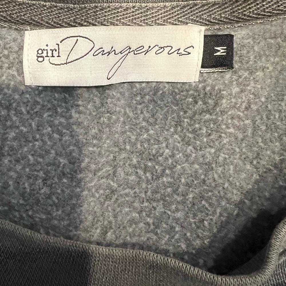 Girl Dangerous Nashville cropped Sweatshirt with Guitar Design - Picture 5 of 7